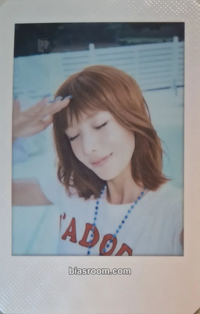 Kwon Eunbi - Kwon Eunbi - DEJAVU Album photobook inclusion polaroid