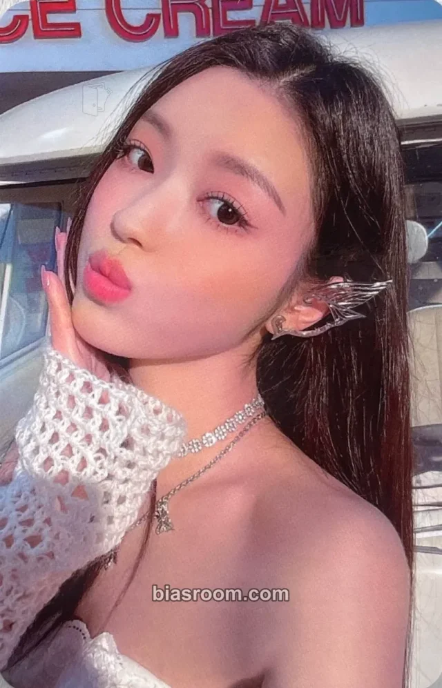 OH MY GIRL - YooA - Golden Hourglass Album merch photocard purchase benefit MD event wm store