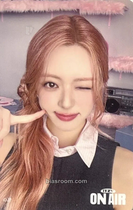 Yuna The 4th Fan Meeting ITZY, MIDZY, Let's Fly! "On Air" Photocard - ITZY - ITZY K-pop photocard