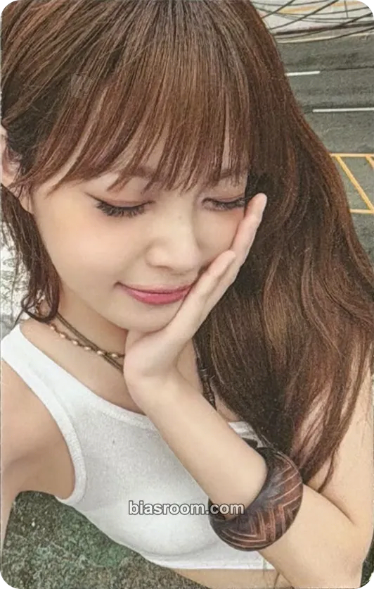 LE SSERAFIM Hong Eunchae LE SSERAFIM - Hong Eunchae - Pureflow Tour (2026) Event merch photocard jacket/coat photocard set USA listing photo 1