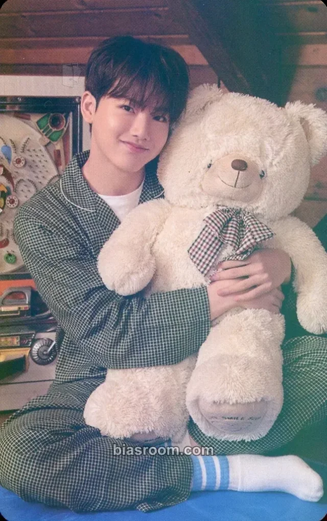 TREASURE - Junkyu - 2022 Welcoming Collection Other pob (pre-order benefit) holographic (hologram) weverse global shop (wvg)