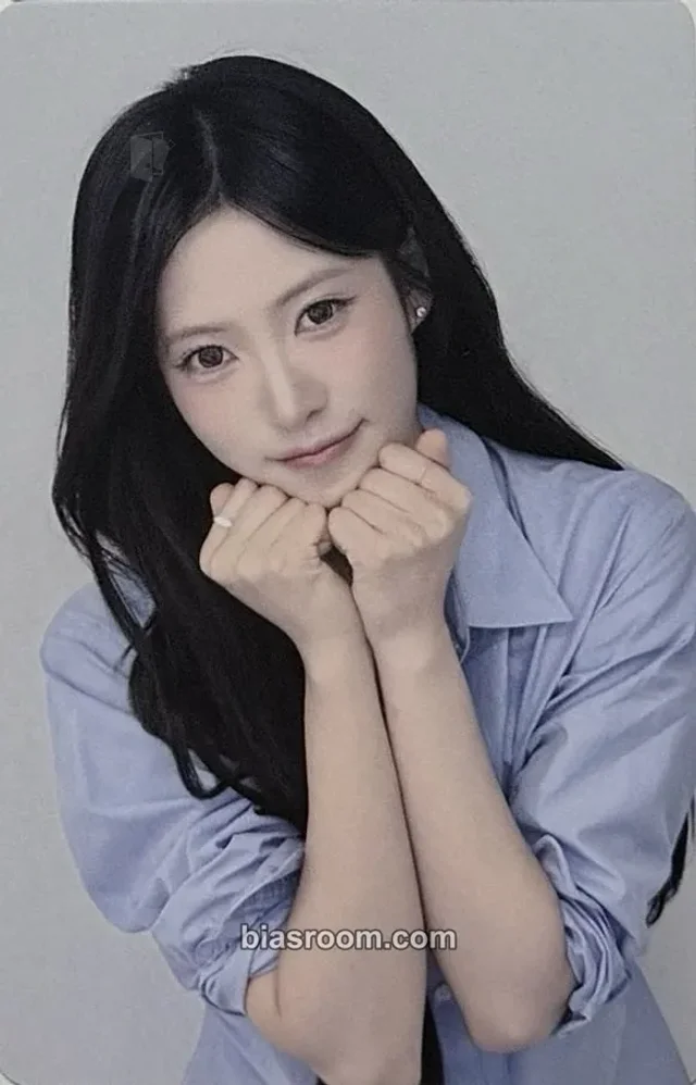 RESCENE - Liv - Scent Archive - MEMORIES OF RESCENE POP-UP Event pop-up merch photocard photocard set t-shirt B version
