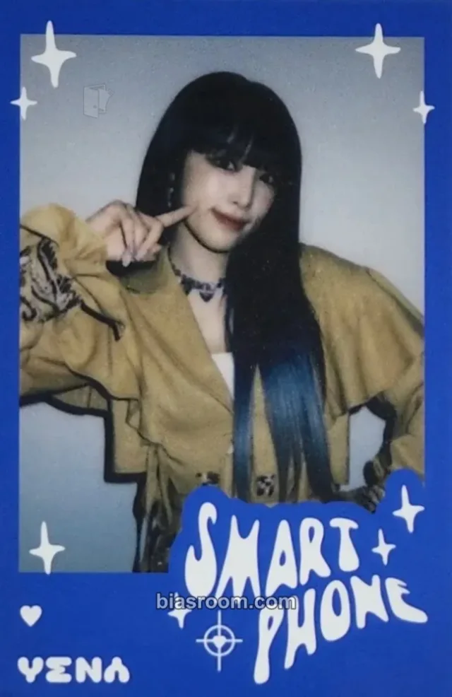 Yena - Yena - SMARTPHONE Album soundwave pop-up cafe event polaroid