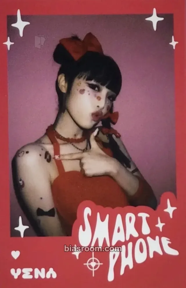 Yena - Yena - SMARTPHONE Album soundwave pop-up cafe event polaroid