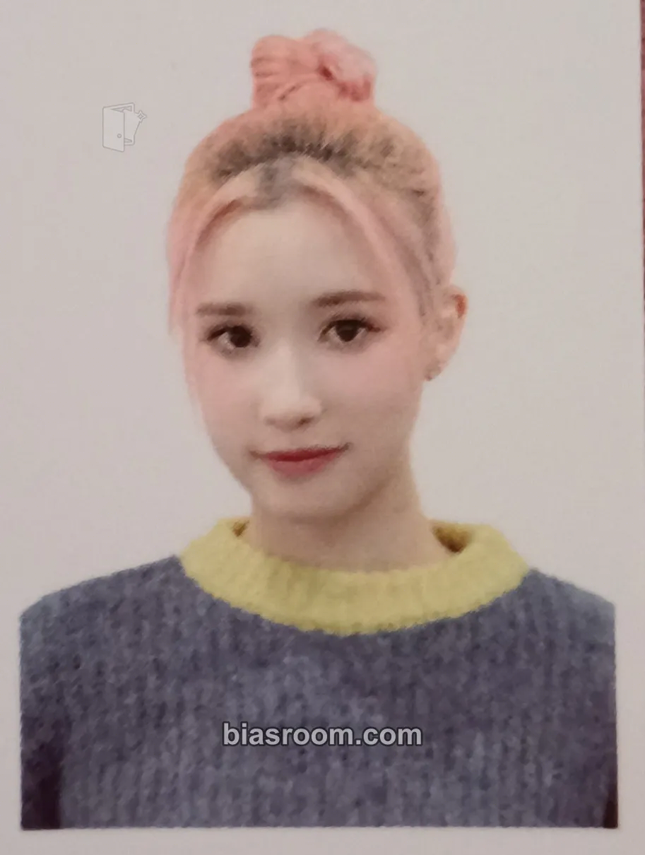 Huening Bahiyyih Kep1er Debut 1st Anniversary Soundwave Cafe Photocard - Kep1er - Kep1er K-pop photocard