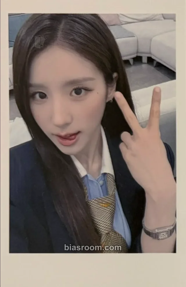 ARTMS - HeeJin - Hyper-Ego Album jump up round 3 polaroid fansign