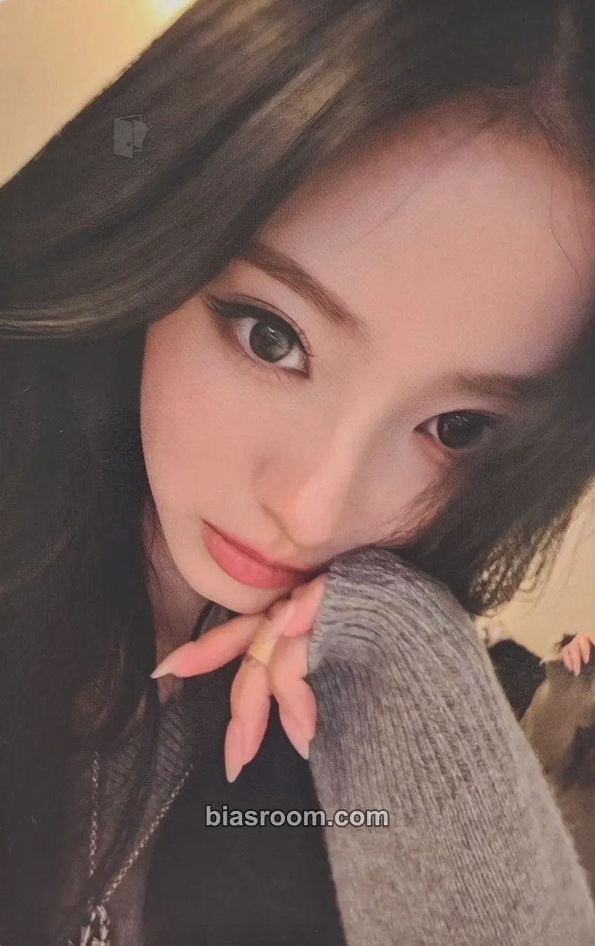 Anna 2026 Season’s Greetings Photocard - MEOVV - MEOVV K-pop photocard