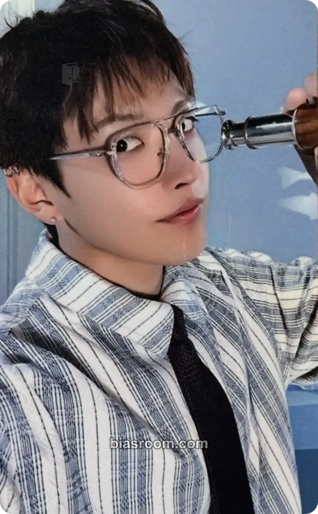 Hongjoong Blue Drift MD - 8th Anniversary Photocard - ATEEZ - ATEEZ K-pop photocard