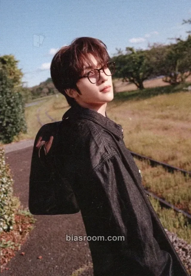 ZEROBASEONE - Matthew - ๅๅธฐ๐ฟ๐๐๐ธ Album postcard album inclusion solo jacket version
