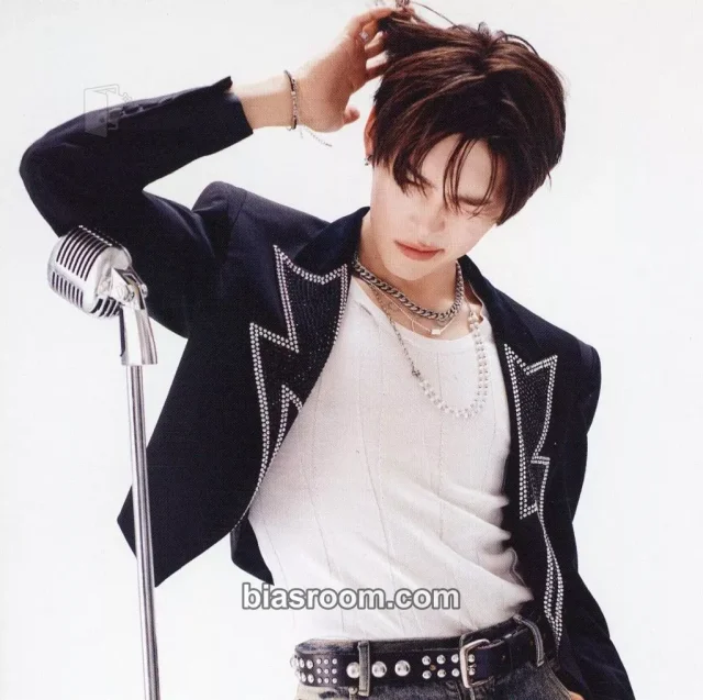 ZEROBASEONE - Hanbin - Iconik Album square card album inclusion solo jacket version