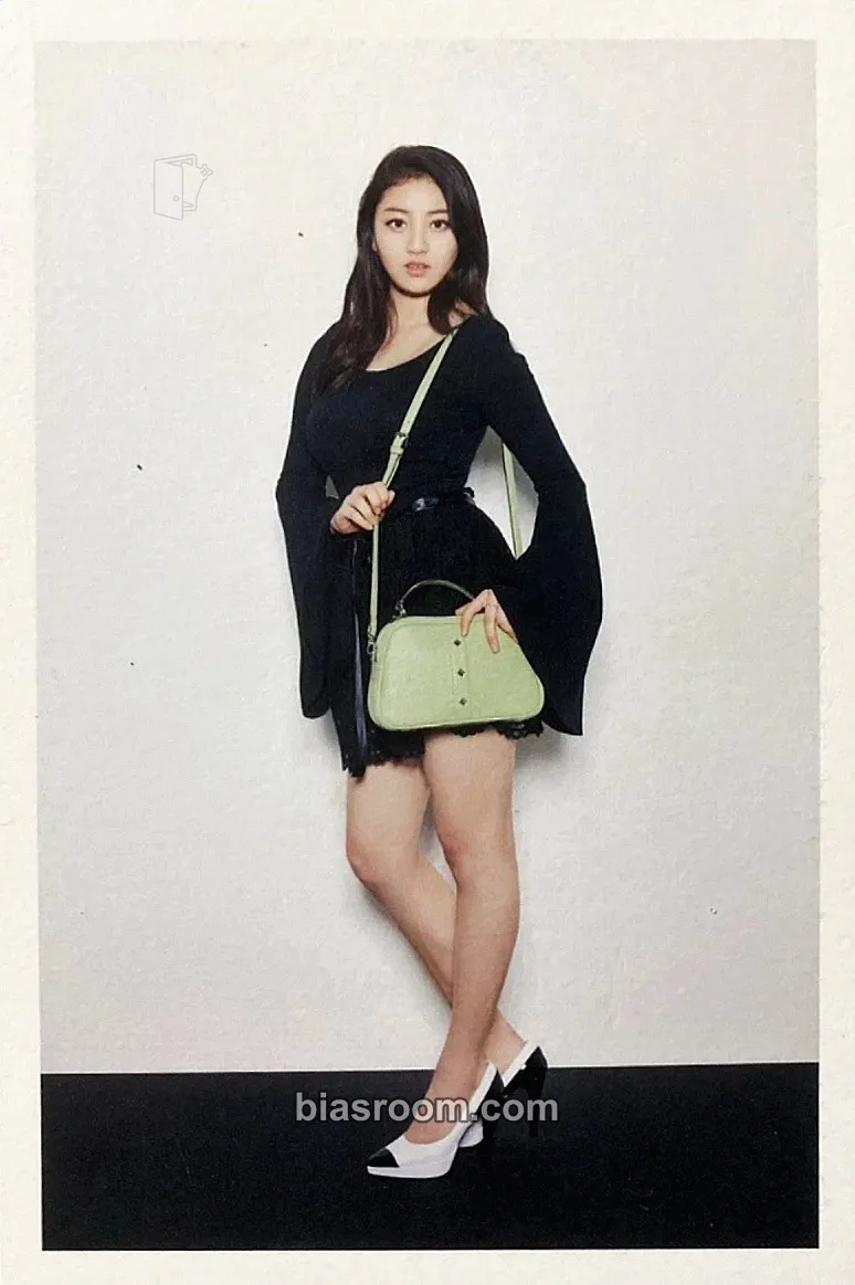 Jihyo Red Cettu x TWICE Photocard - TWICE - TWICE K-pop photocard