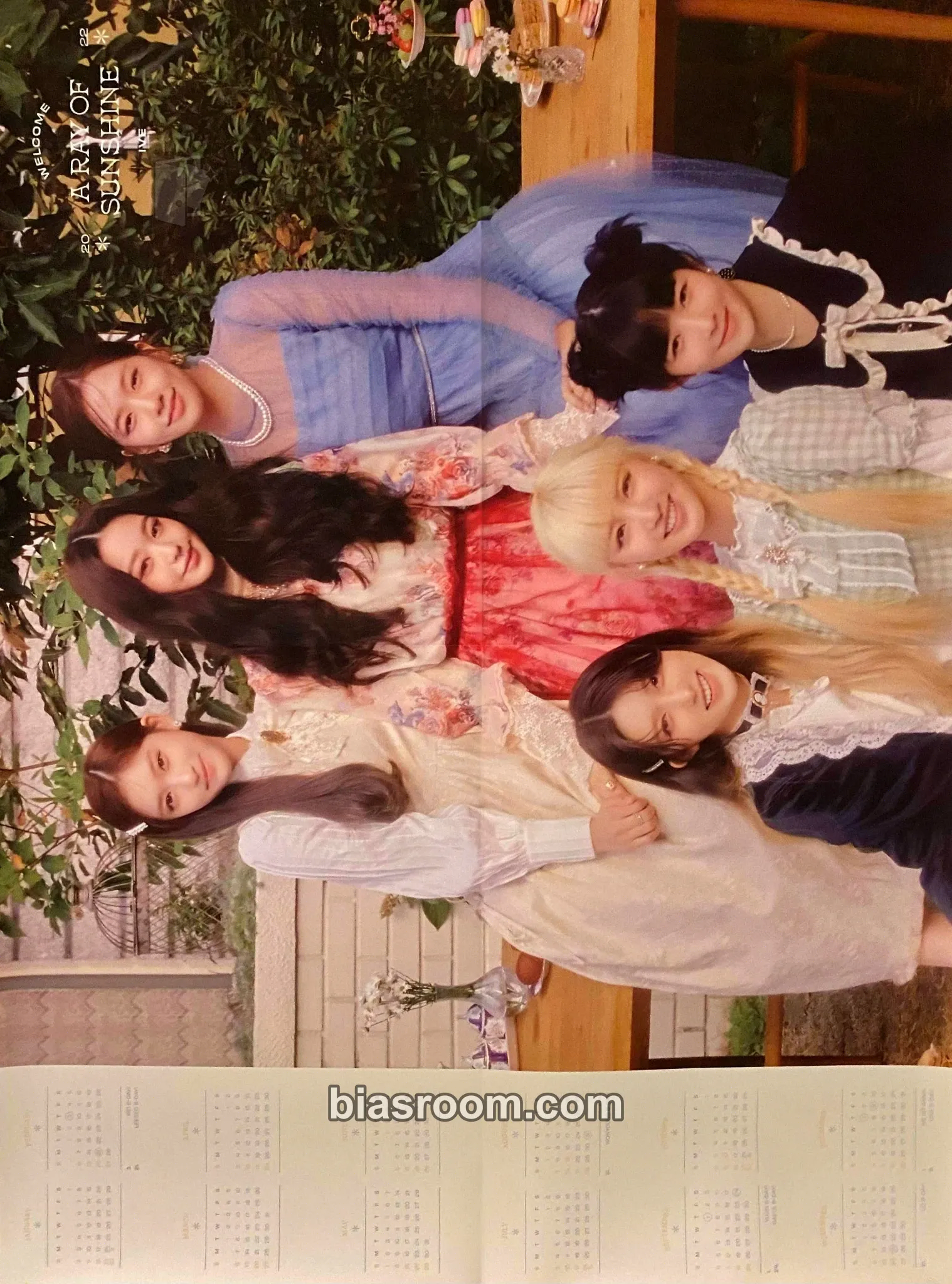 2022 Season's Greetings: A Ray of Sunshine Photocard - IVE - IVE K-pop photocard