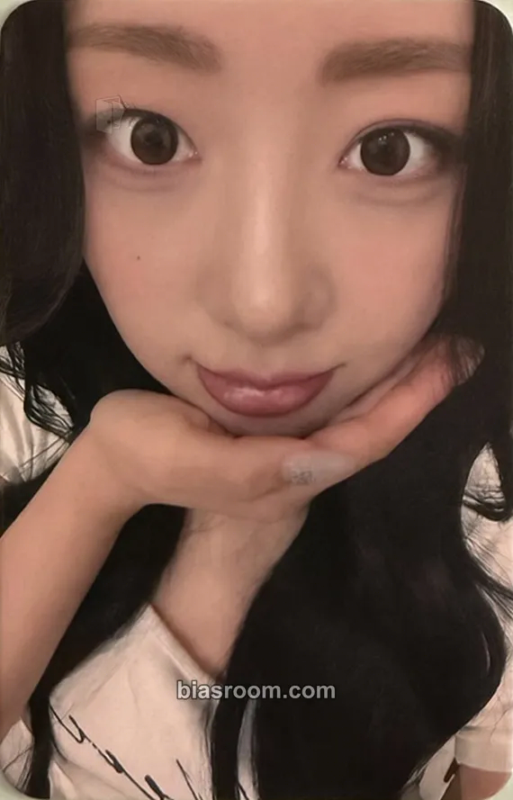 Yves Nail Photocard - Yves - Yves K-pop photocard
