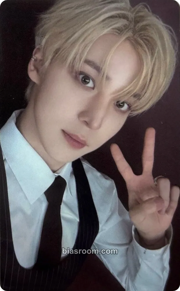 Yunho Blue Drift MD - 8th Anniversary Photocard - ATEEZ - ATEEZ K-pop photocard