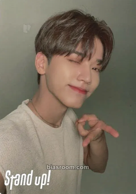 Hyuk (Gun) Stand Up Photocard - Omega X - photocard K-pop di Omega X