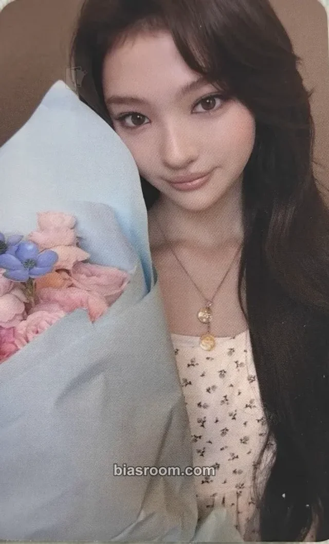 MEOVV - Ella - BITE NOW Album C version popmerch (ppmq) hong kong