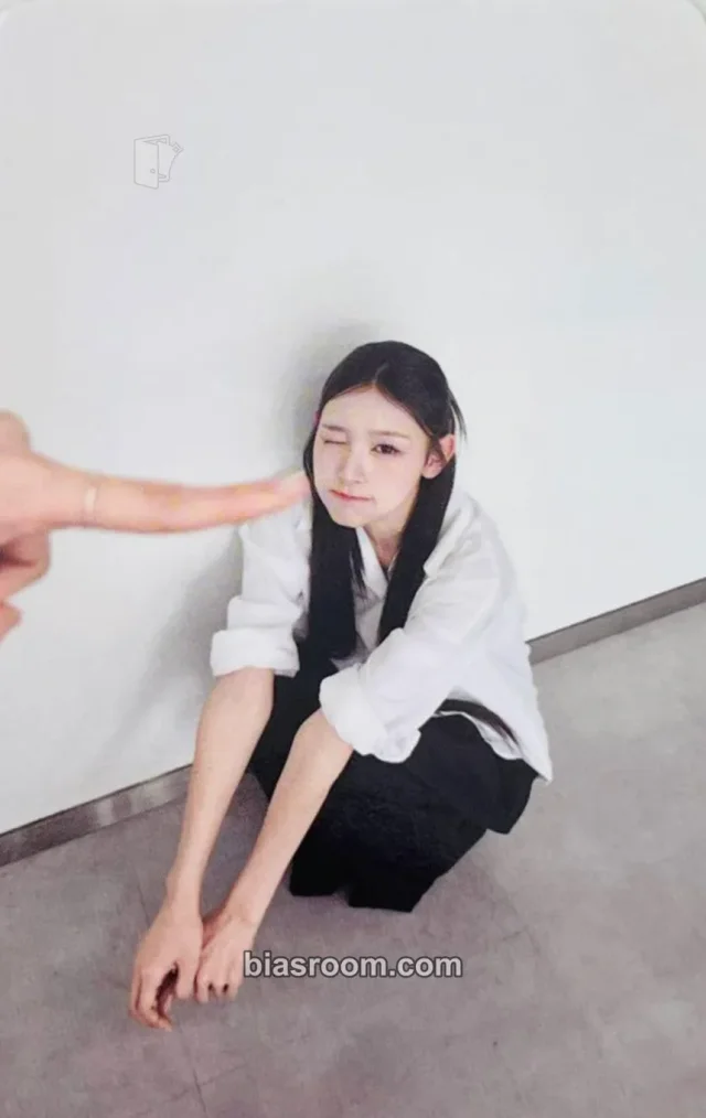 RESCENE - Minami - Scent Archive - MEMORIES OF RESCENE Pop-Up Event merch photocard pop-up necklace photocard set