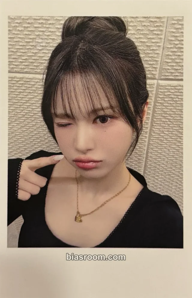 tripleS - Mayu - Beyond Beauty Album polaroid jump up