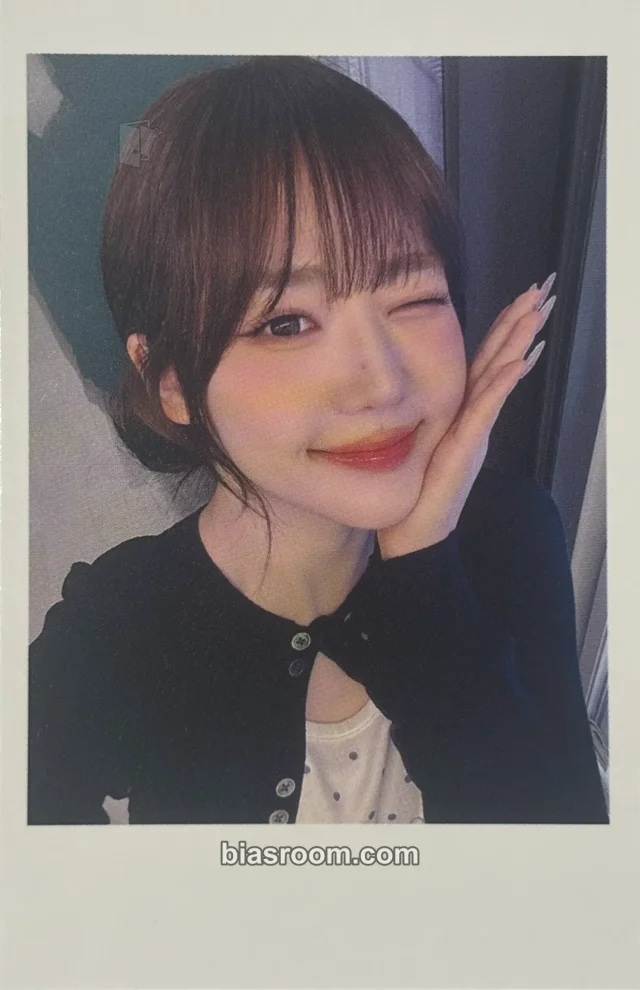 tripleS - Seoyeon - Beyond Beauty Album polaroid jump up