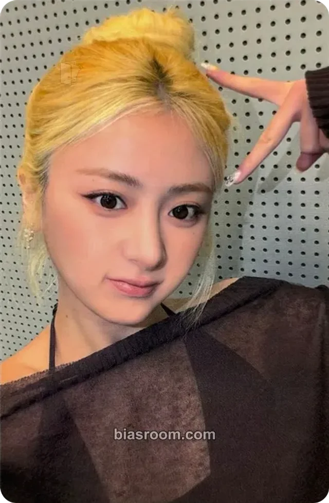 Huh Yunjin LE SSERAFIM Made My Night K-pop photocard