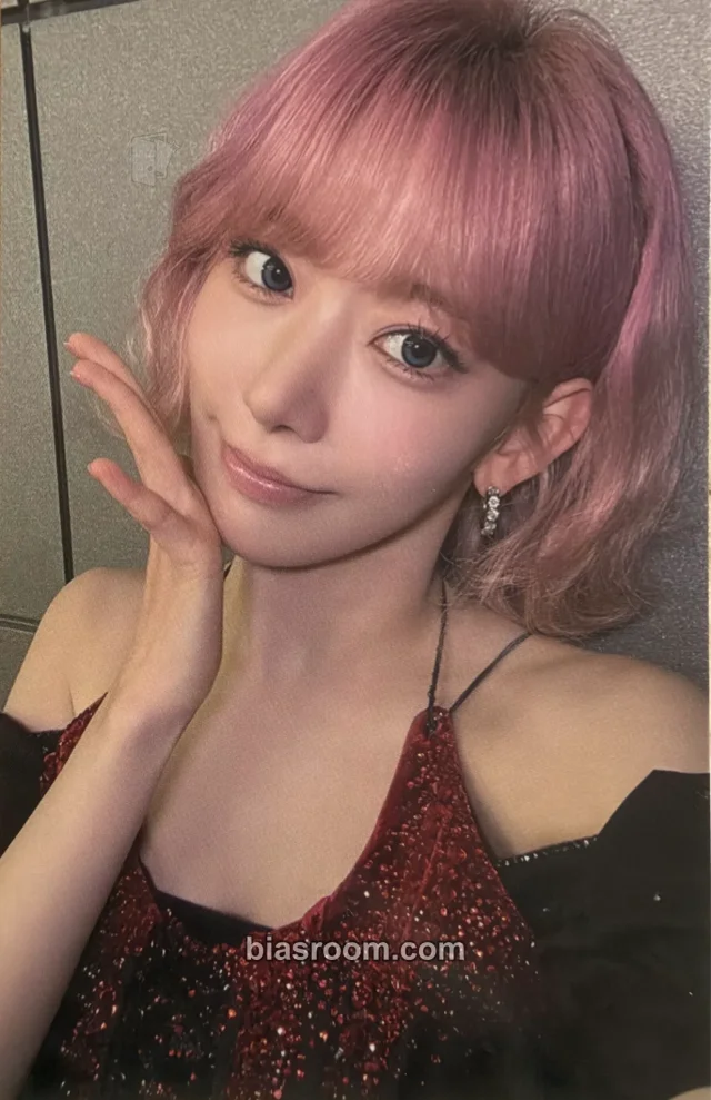 Sakura LE SSERAFIM 2026 Global Merchandise Pop-Up Shops K-pop Photocard