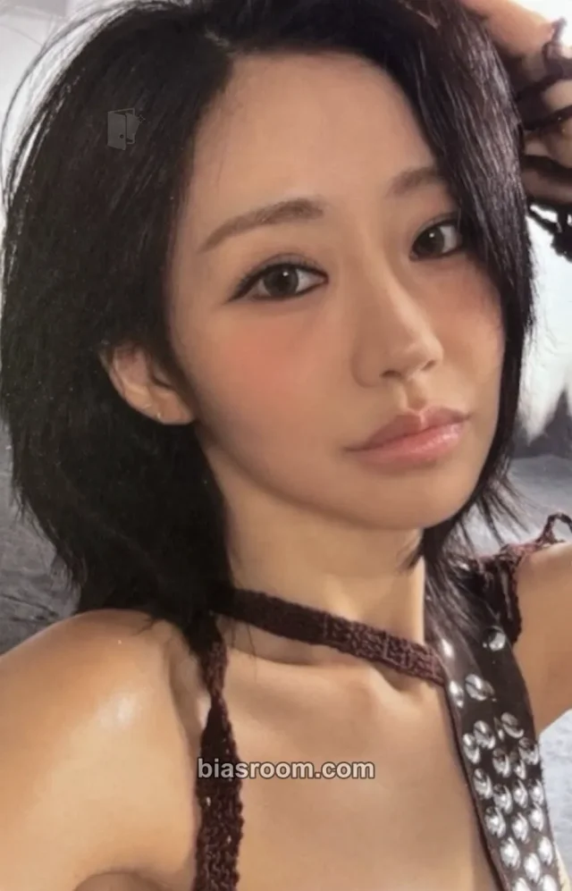 Julie KISS OF LIFE SWEAT K-pop photocard