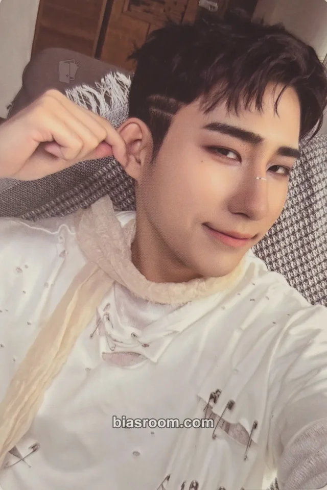 Harin ONEWE 面 : Unknown Atlas K-pop photocard