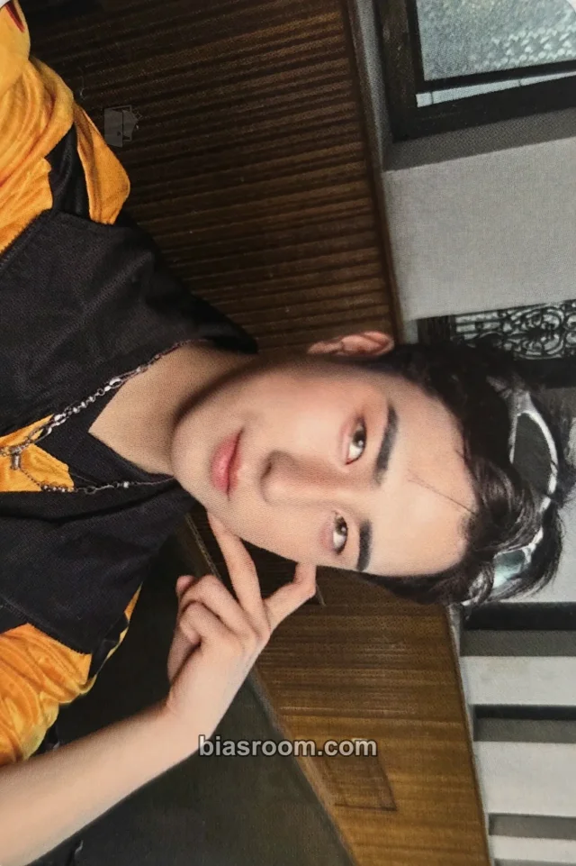 Harin ONEWE 面 : Unknown Atlas K-pop photocard