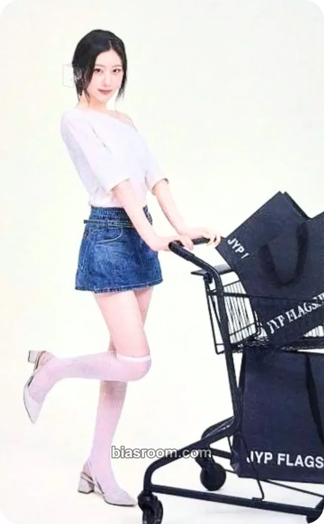 Chaeryeong ITZY JYP FLAGSHIP TOKYO K-pop Photocard