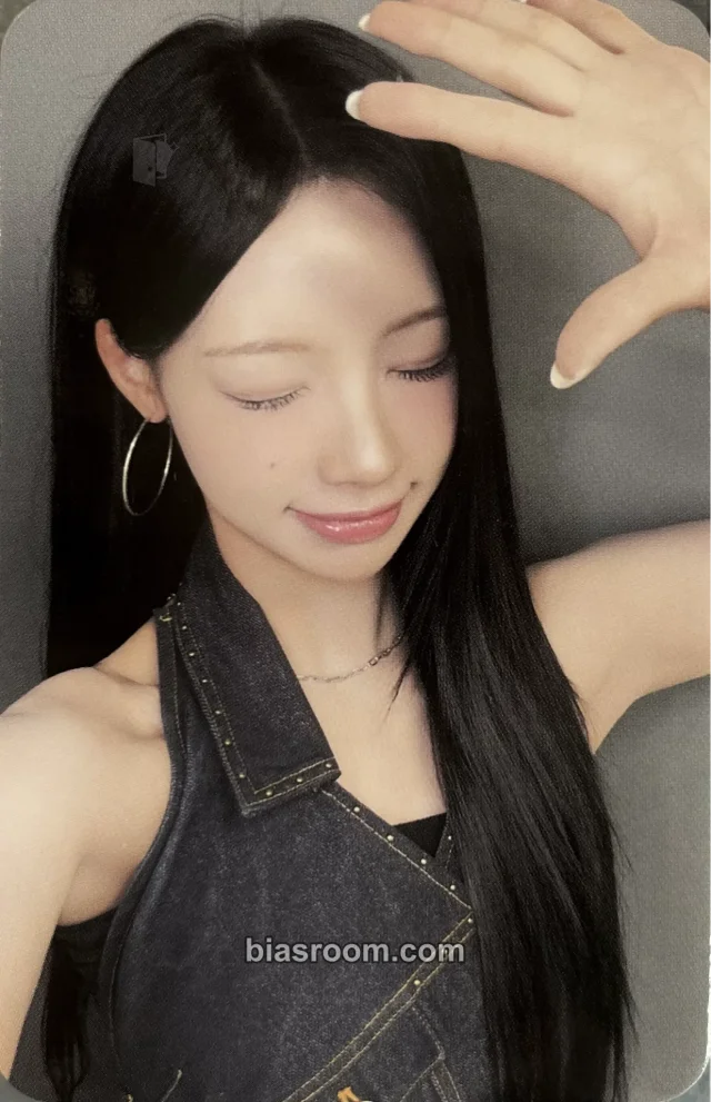 Woni RESCENE Runaway K-pop photocard
