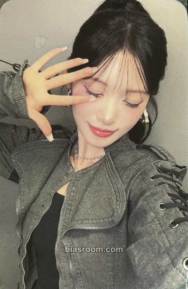 Liv RESCENE Runaway K-pop photocard