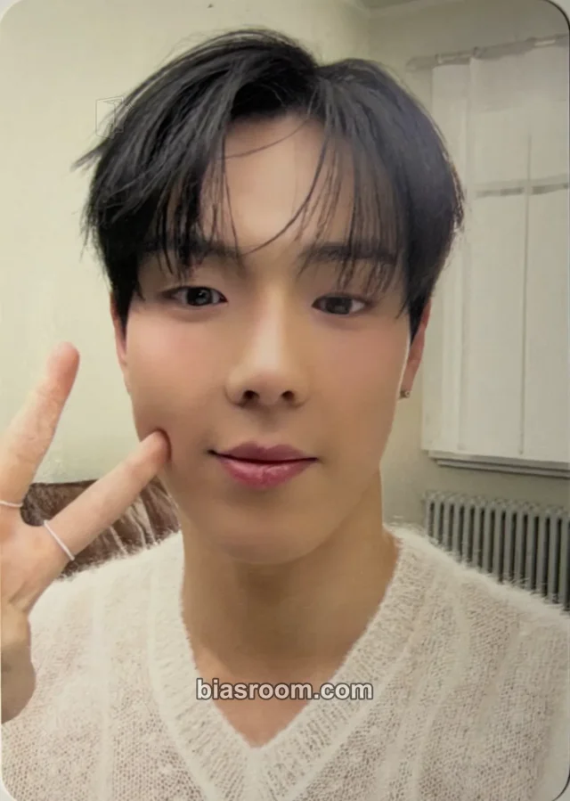 Shownu MONSTA X Love Me K-pop photocard