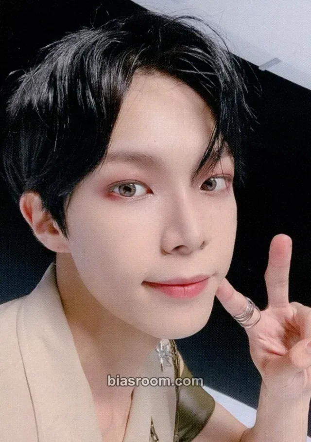 Dongheon VERIVERY 'FACE IT' POP UP SHOP - WELCOME TO VERIWORLD  K-pop photocard