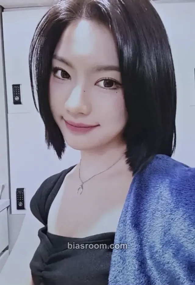 Isa STAYC MEOW / Cheeky Icy Thang (Japanese Ver.) K-pop photocard