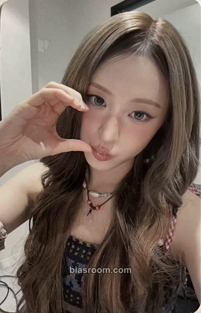 Liuyin HEART OF WOMAN Heart Byte : LEGACY K-pop photocard