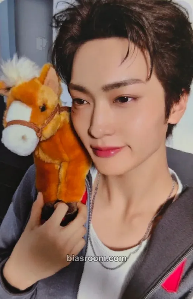 Taeyoung CRAVITY 2026 SEASON GREETINGS <WE ARE CRAVITY CREW> K-pop photocard
