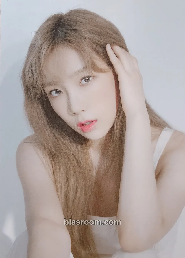 Taeyeon Girls' Generation 2020 Official Fanclub S♡NE Kit K-pop photocard