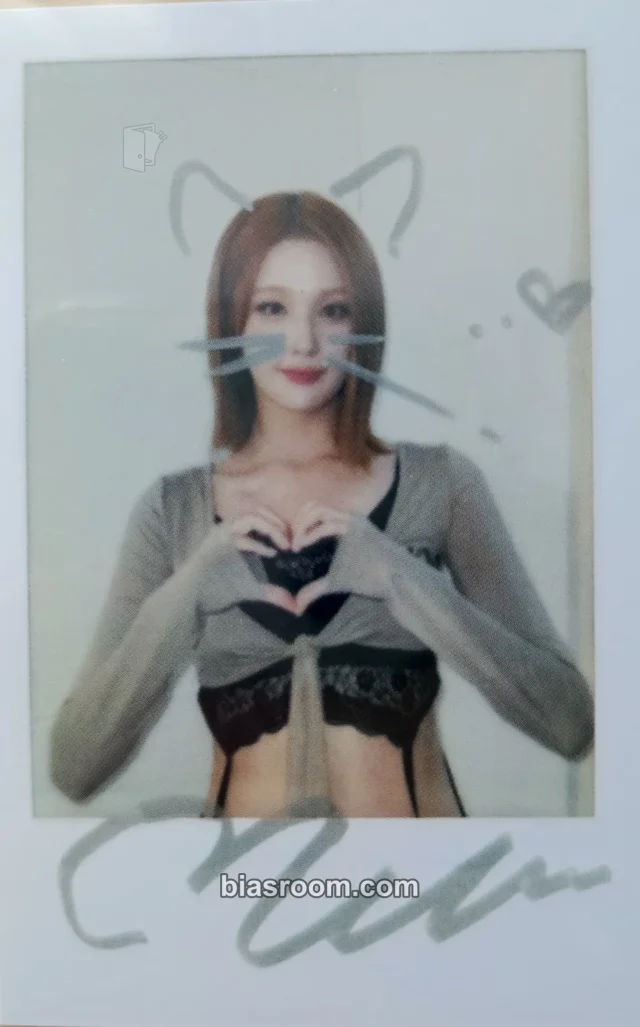 Belle KISS OF LIFE SWEAT K-pop photocard