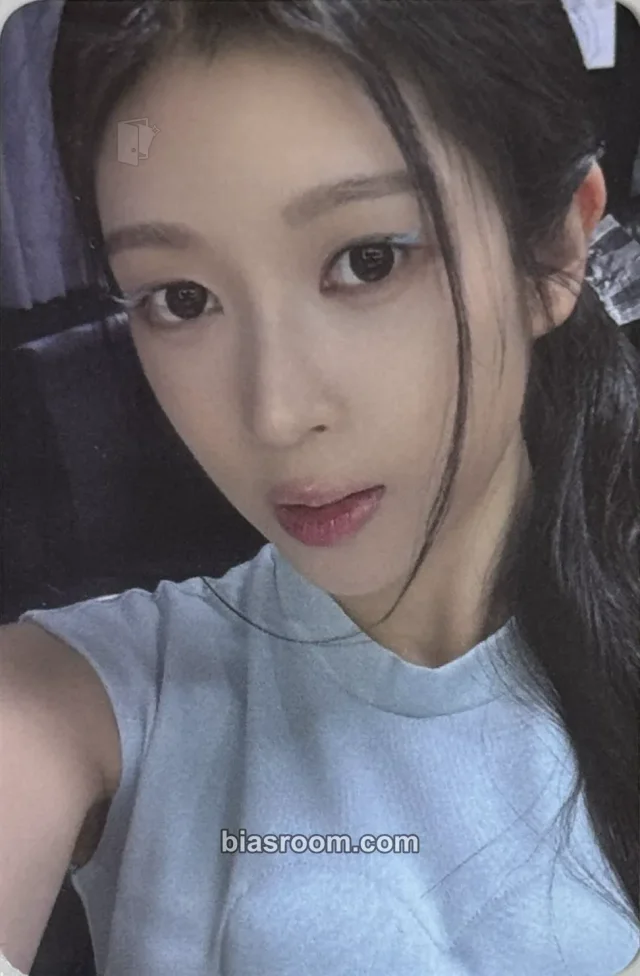 Young A2O LITE NEON K-pop photocard
