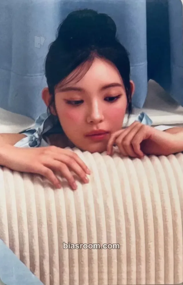 Yuha Hearts2Hearts 2026 Season's Greetings K-pop photocard