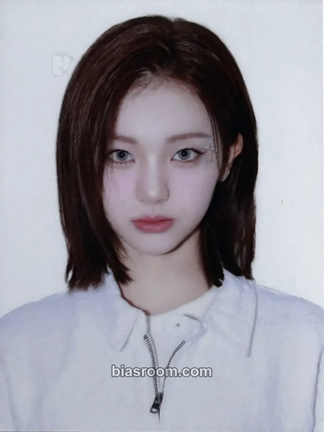Photocard K-pop di Yeonji tripleS Performante