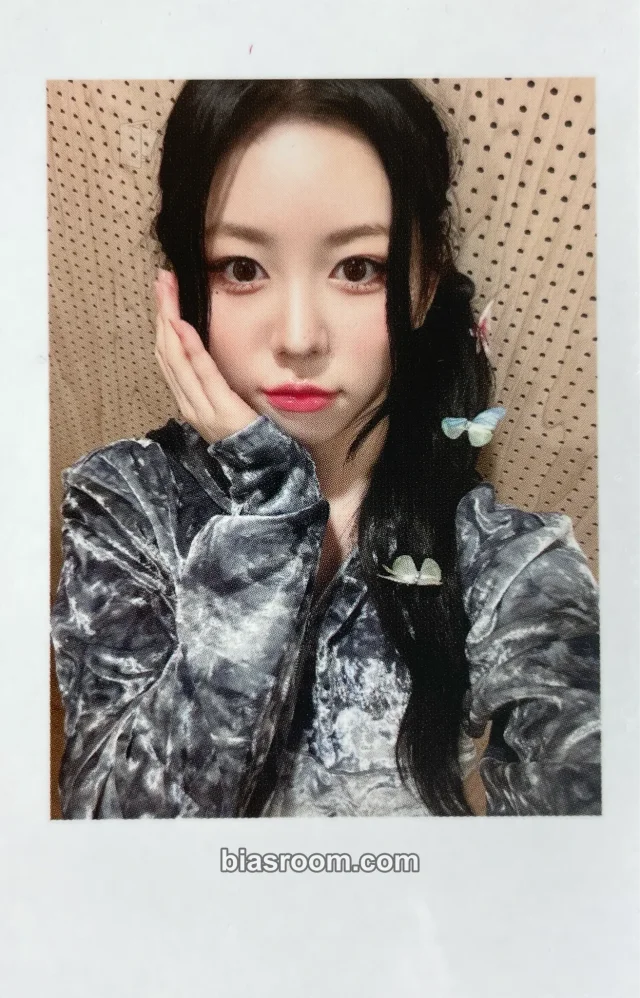 Photocard K-pop di Hyerin tripleS Performante