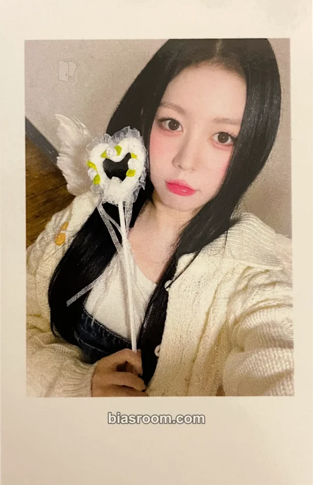 Photocard K-pop di Hyerin tripleS Performante