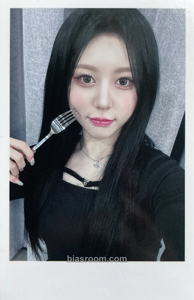 Photocard K-pop di Hyerin tripleS Performante