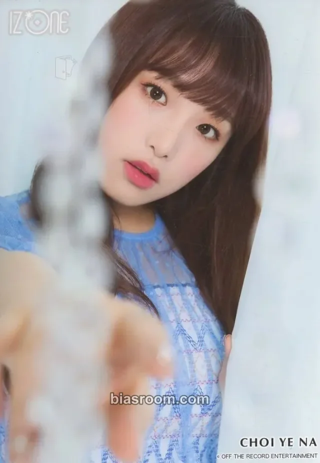 Yena IZ*ONE EYES ON ME K-pop photocard
