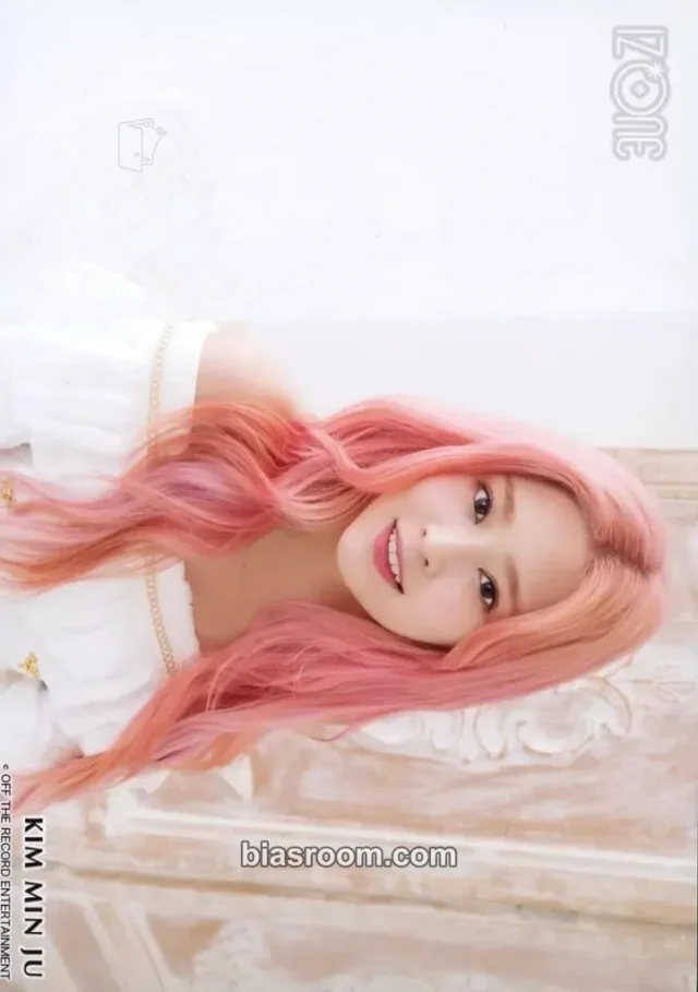Minju IZ*ONE EYES ON ME K-pop photocard
