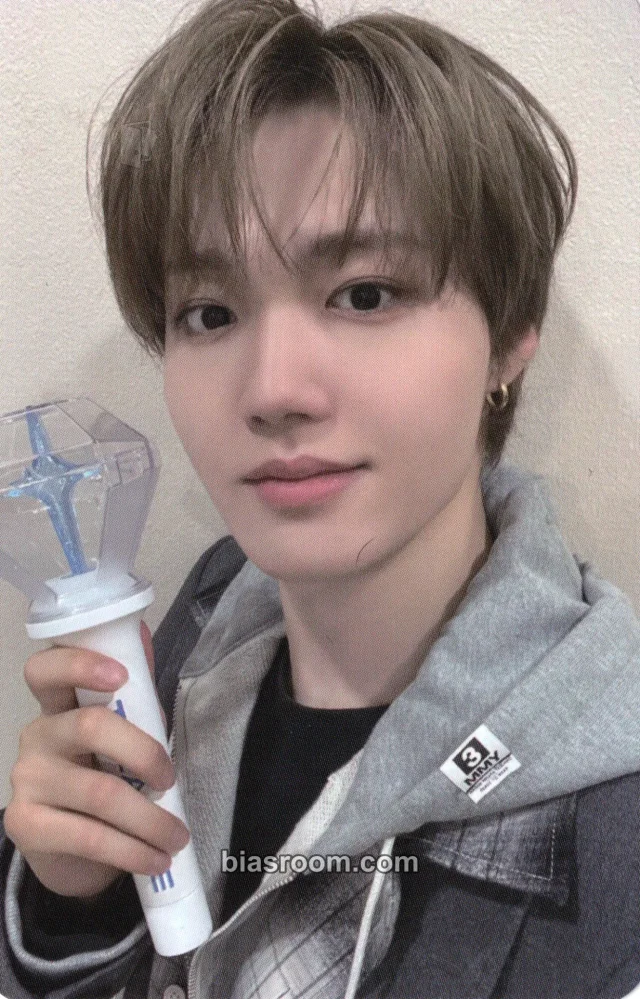 Doyoung TREASURE Lightstick Version 2 K-pop photocard