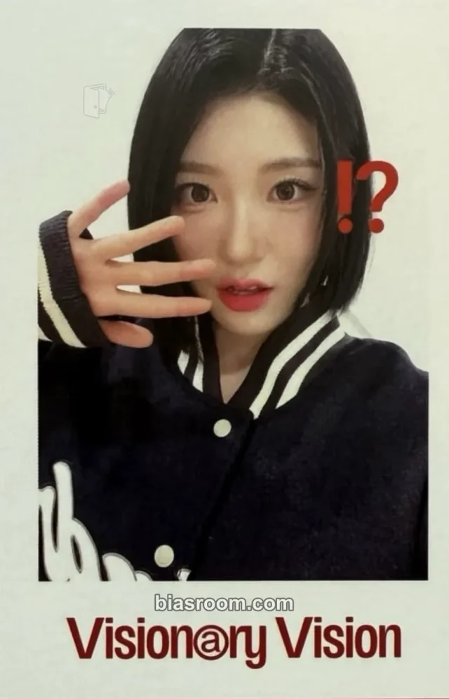 Photocard K-pop de Xinyu tripleS Performante