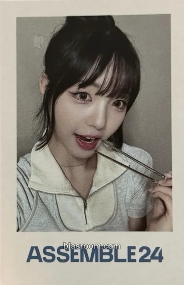 Photocard K-pop de Chaewon tripleS Assemble24