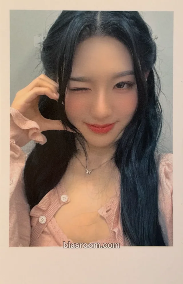 Photocard K-pop de Xinyu tripleS Performante